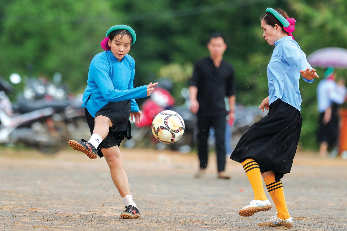 Cú sút xa cũng đầy uy lực của nữ cầu thủ người Sán Chỉ.