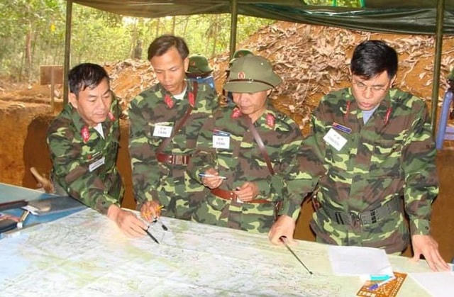 Trung tá Nguyễn Tiến Dũng (thứ 2 từ trái sang). Ảnh: Báo Quân khu 4.