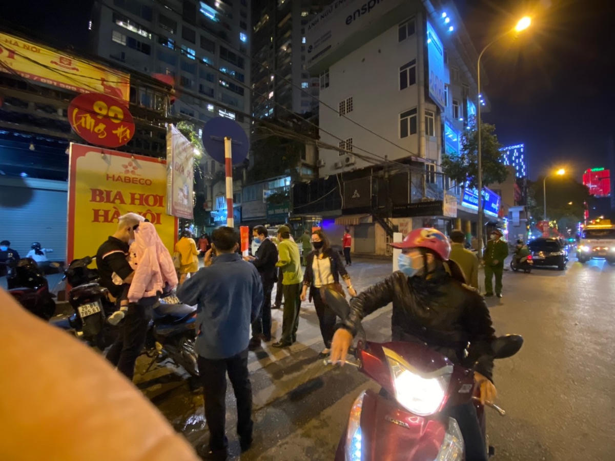 [ẢNH] Phong tỏa tòa nhà Chung cư 88 Láng Hạ nơi BN1956 sinh sống