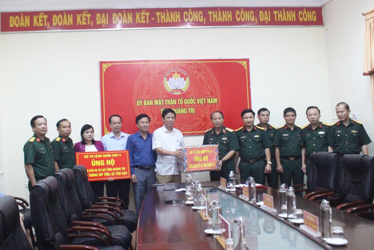 Trung tướng Trần Võ Dũng trao tặng những phần quà ủng hộ người dân Quảng Trị bị ảnh hưởng do mưa lũ.
