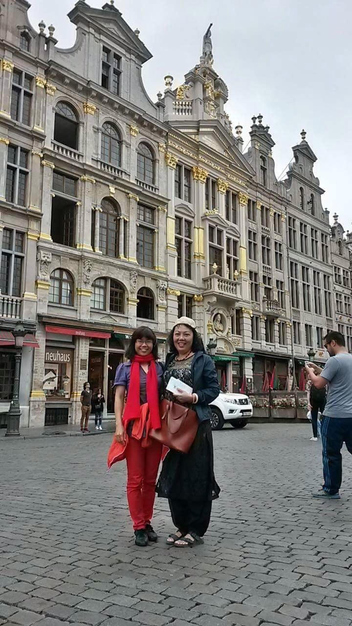 Nhà văn Y Ban và nhà văn Kiều Bích Hậu tại Quảng trường Lớn (Grand Place) ở Brussels.
