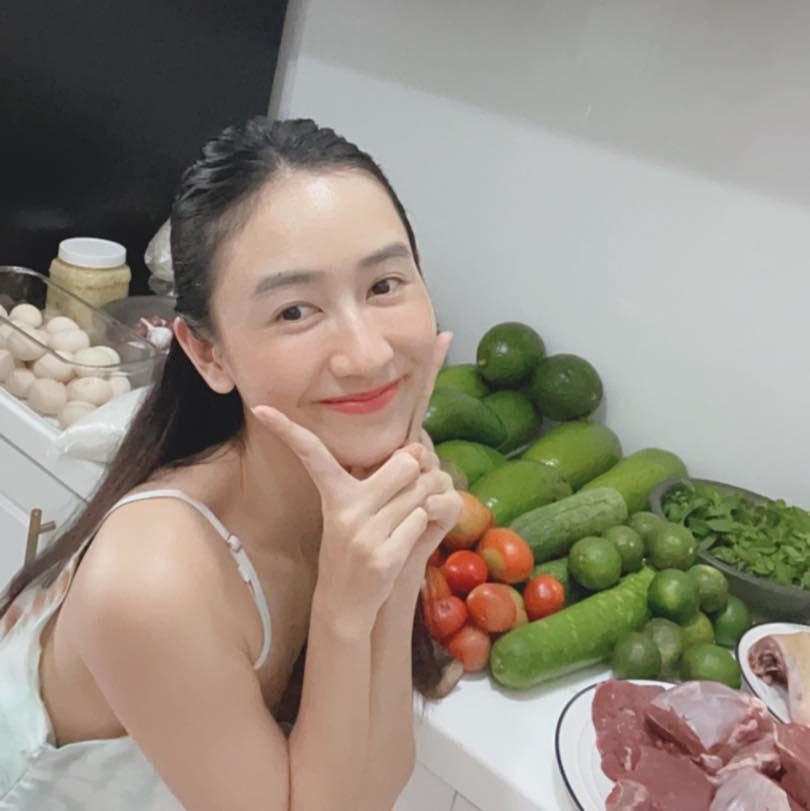 Á hậu Hà Thu khoe được ba mẹ gửi đồ cứu trợ, cô không quên hỏi thăm mọi người: “Đồ cứu trợ của ba mẹ Thu gửi lên. Mọi người còn đủ đồ ăn không. Chúng ta cùng nhau cố gắng vượt qua nhé cả nhà”.