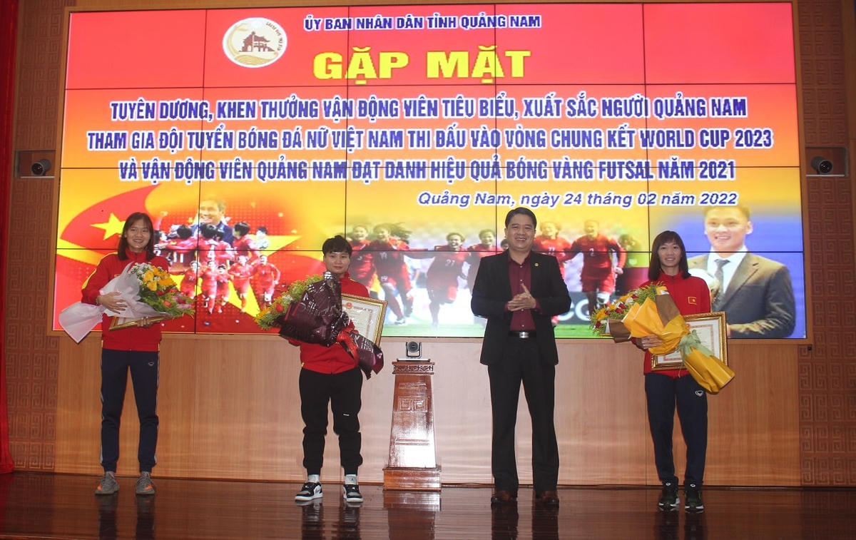 Lãnh đạo tỉnh Quảng Nam tặng Bằng khen cho 3 cầu thủ đội tuyển nữ Việt Nam.