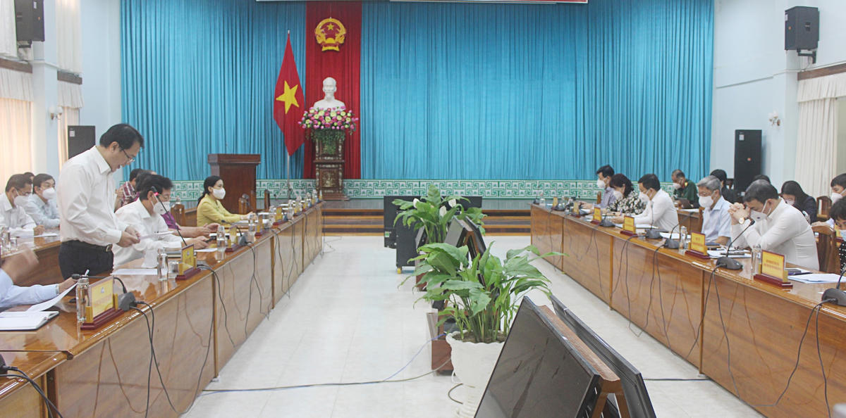 Giám đốc Sở Y tế tỉnh An Giang Trần Quang Hiền báo cáo công tác phòng, chống dịch Covid-19 trên địa bàn.