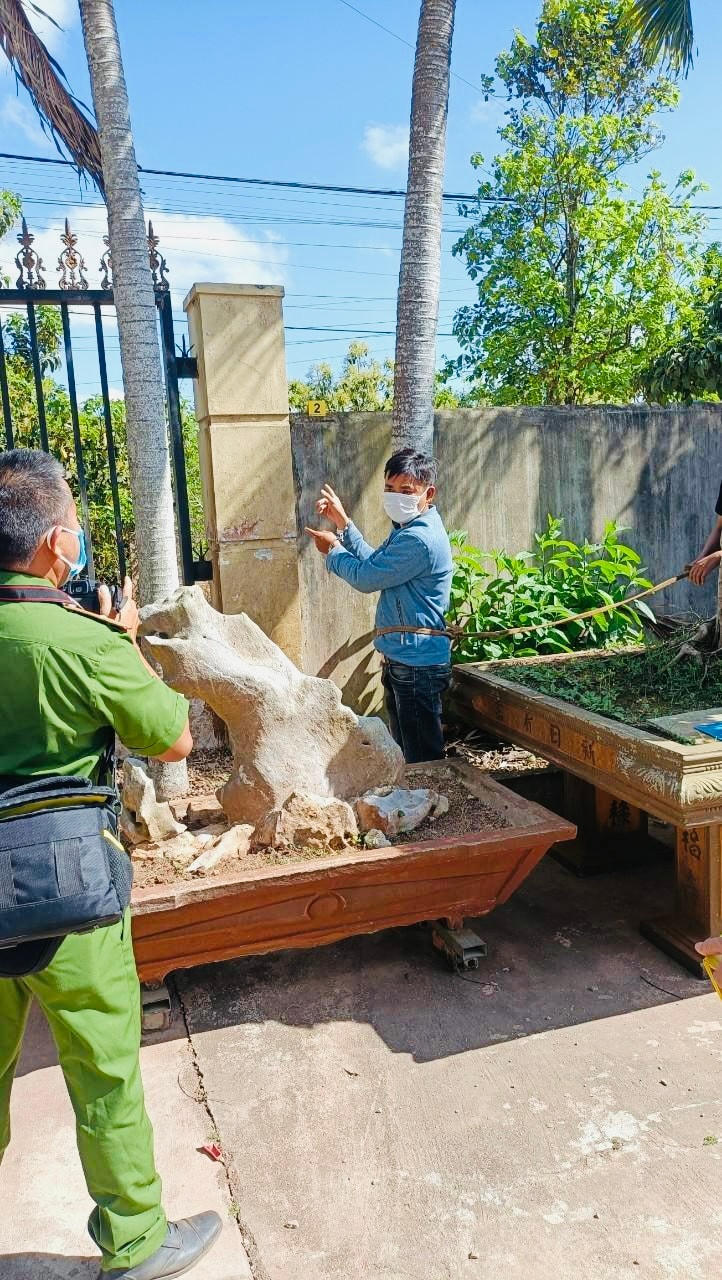 Cơ quan Cảnh sát điều tra Công an huyện Krông Búk , dựng lại hiện trường phạm tội của các đối tượng.