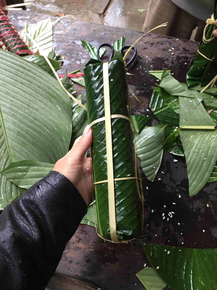 Những chiếc bánh tét được hoàn thành là tấm lòng người dân xứ Nghệ gửi động viên bà con vùng lũ Quảng Bình.