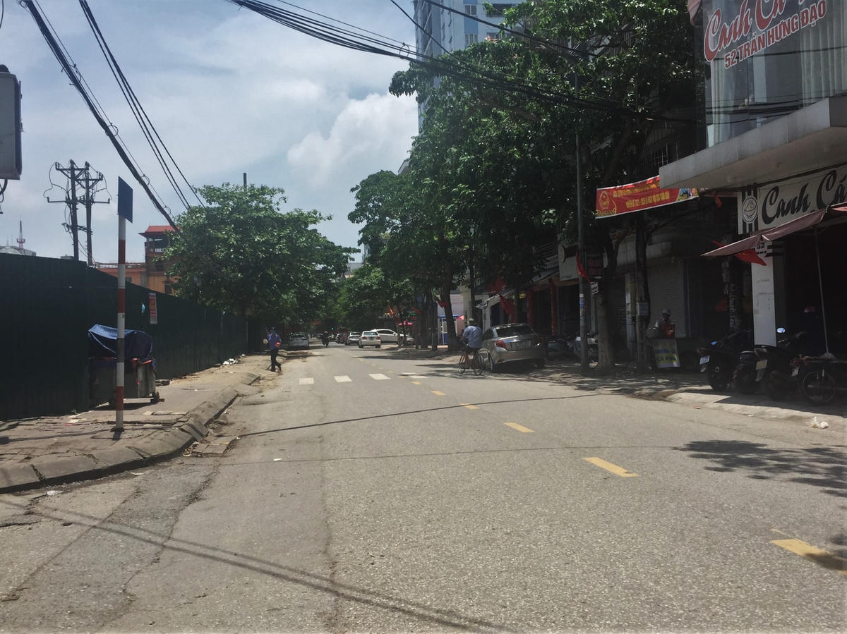 Các tuyến đường trung tâm thành phố Thái Bình hầu như không có người qua lại sau khi có lệnh giãn cách xã hội. 