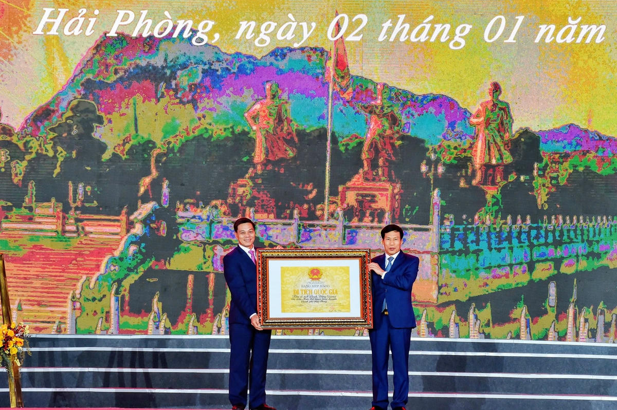 Lãnh đạo Bộ Văn hóa- Thể thao và Du lịch trao Bằng xếp hạng Di tích lịch sử Quốc gia Khu di tích Bạch Đằng Giang cho TP Hải Phòng 