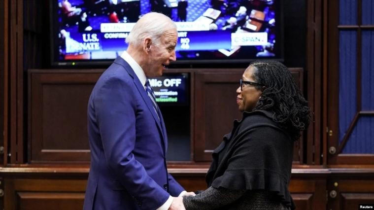Bà Kentaji Brown Jackson và Tổng thống Joe Biden chờ đợi kết quả bỏ phiếu phê chuẩn của Thượng viện Mỹ. Ảnh: Reuters.