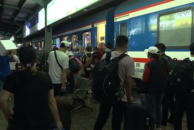 hành khách tai Ga Nha Trang, đổi sang chuyến tàu khác.
