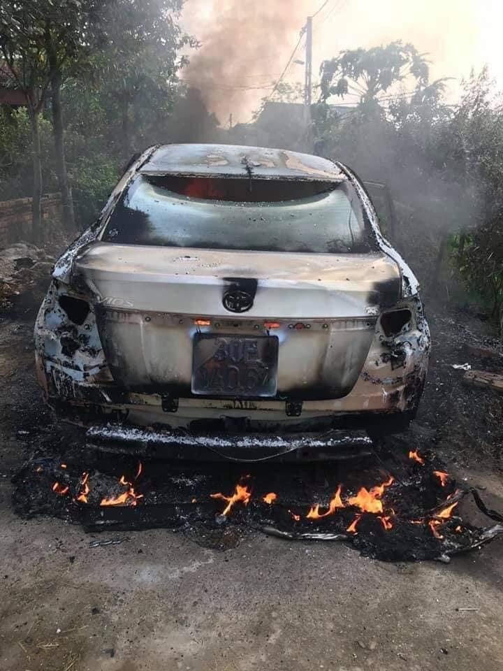 Chỉ sau thời gian ngắn, chiếc xe Vios cháy rụi kể cả biển số.