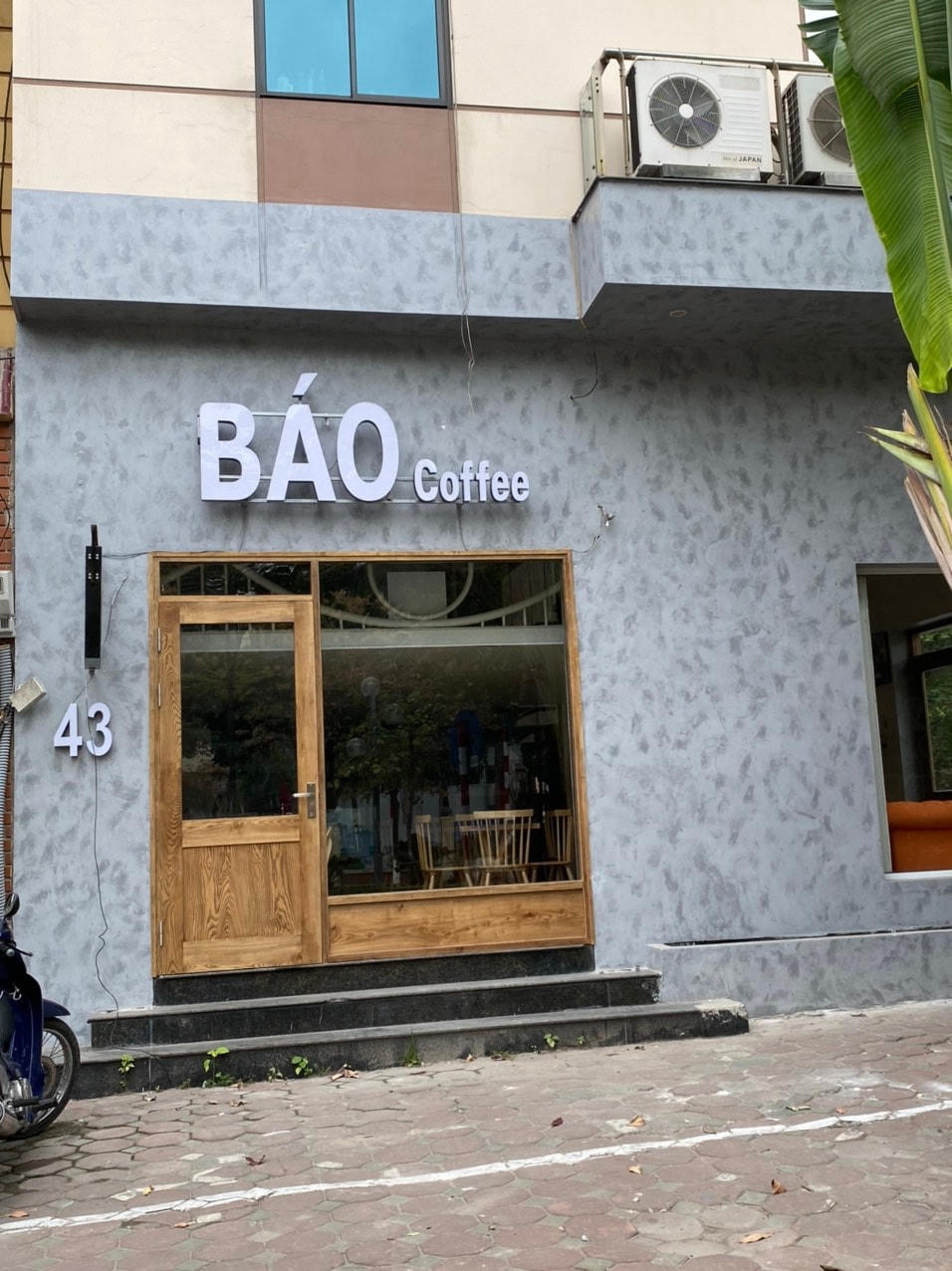 Một quán cafe trên đường Nguyễn Phong Sắc đóng cửa hoàn toàn. Ảnh: L.A..