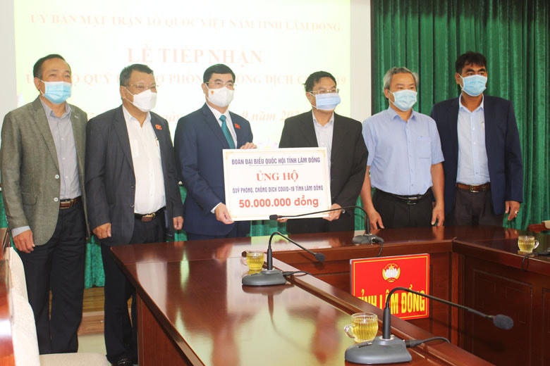 Đoàn ĐBQH tỉnh Lâm Đồng ủng hộ 50 triệu đồng vào Quỹ Phòng, chống dịch Covid-19 tỉnh.