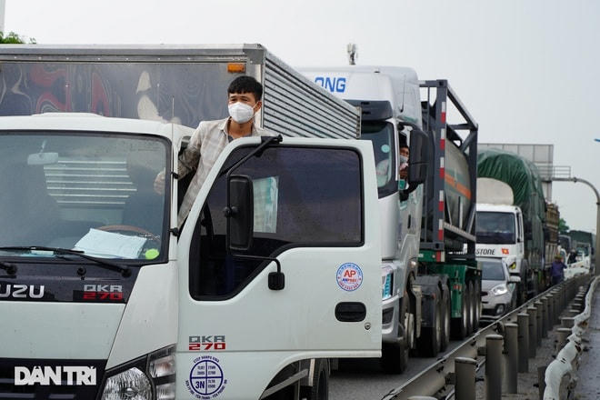 Ngày 24/7, các chốt kiểm dịch tại cửa ngõ Hà Nội bắt đầu kiểm soát chặt chẽ toàn bộ người và phương tiện ra vào Thủ đô. Hàng loạt tài xế đường dài đã phải quay đầu vì không đủ các điều kiện cho phép. (Ảnh: Quân Đỗ).