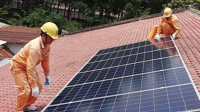 Việc phát triển ồ ạt điện mặt trời áp mái dẫn tới nhiều bất cập.