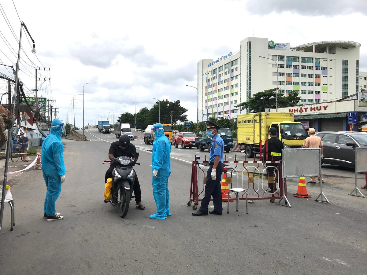 Cần phải siết chặt việc người dân ra đường không rõ lý do để ngăn chặn lây lan của dịch.