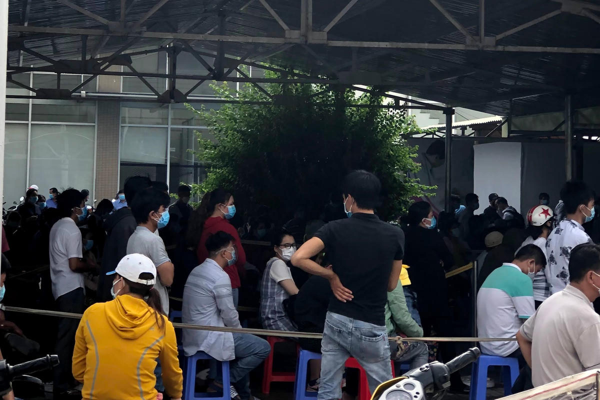 Không chỉ tài xế, nhiều công nhân, người dân hiện nay có công việc phải di chuyển cũng bắt buộc phải có giấy xét nghiệm này nên nhiều người phải đi.Theo nhiều ý kiến, kết quả xét nghiệm test nhanh không đảm bảo người có kết quả âm tính sẽ không nhiễm virus nCoV mà chỉ có ý nghĩa xác định trước đó người này chưa nhiễm virus trên. Ngoài ra, xác xuất chính xác của việc test nhanh cũng không cao. Đặc biệt, việc tụ tập đông người còn có nguy cơ lây nhiễm chính virus này cũng như ảnh hưởng đến công tác phòng chống dịch bệnh chung.