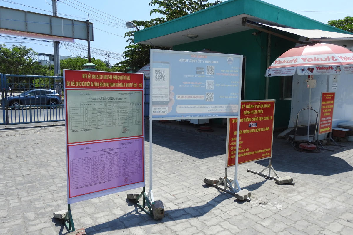 Danh sách ứng cử viên ĐBQH khóa XV và Đại biểu HĐND TP Đà Nẵng khóa X (nhiệm kỳ 2016 - 2021) được niêm yết tại điểm bầu cử Bệnh viện phổi Đà Nẵng. Ảnh: Bình Nguyên.