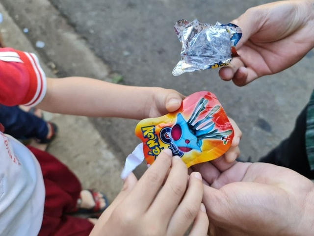 Chỉ cần bóp nhẹ, gói nổ sẽ phồng to rồi phát nổ ngay sau đó.  