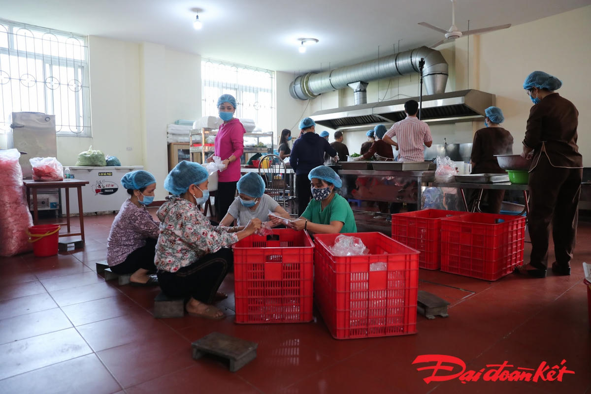 [ẢNH] Phật tử chùa Đống - Phúc Long Tự nấu cơm tặng người cách ly ở Bệnh viện K - Ảnh 1