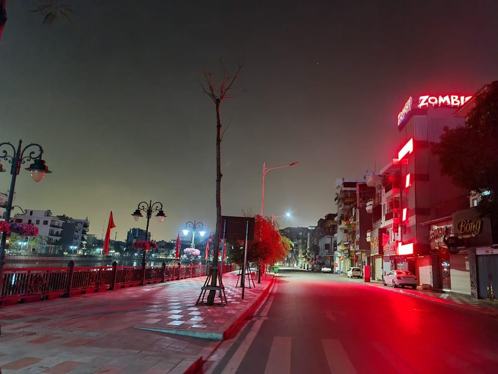 Các tuyến đường sau 22h đêm tại Hải Phòng gần như vắng bóng người qua lại.