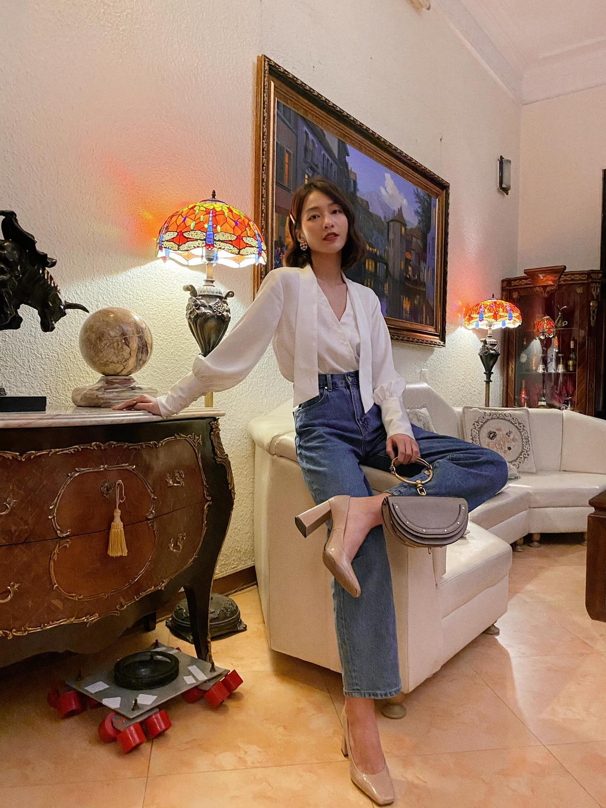 Khả Ngân kết hợp túi xách và giày tông màu trung tính. Một điểm nhấn khác của cô trong phim là bộ sưu tập phụ kiện gồm kẹp tóc và hoa tai.