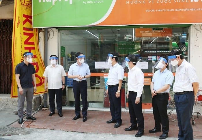 Chủ tịch HĐND thành phố Nguyễn Ngọc Tuấn cùng Đoàn kiểm tra thị sát một số chốt phòng, chống dịch của phường Chương Dương (quận Hoàn Kiếm).