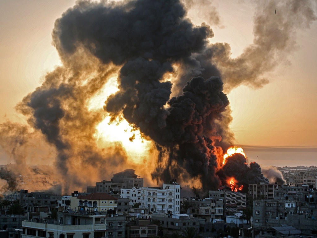 Dải Gaza chìm trong khói lửa trong một đợt không kích của Israel.