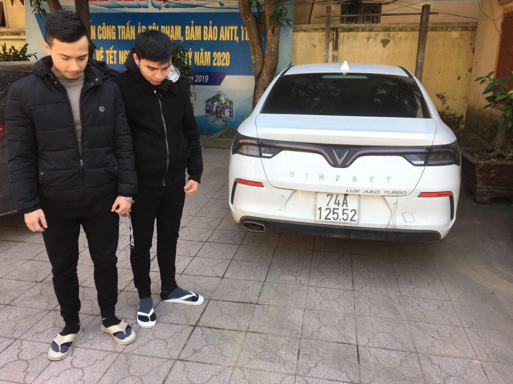 Hai đối tượng cùng tang vật vụ án.