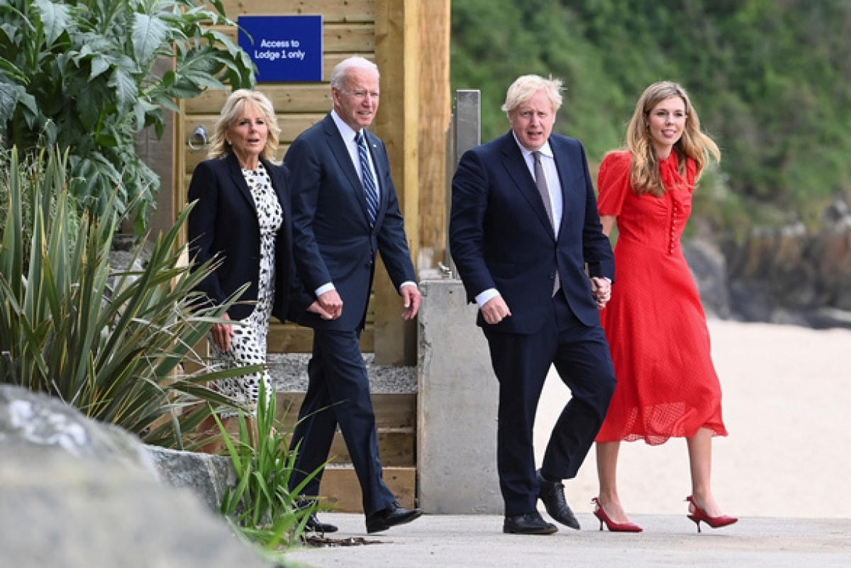 Vợ chồng Thủ tướng Anh Boris Johnson đưa vợ chồng Tổng thống Mỹ Joe Biden đi thăm khu nghỉ dưỡng vịnh Carbis ngày 10/6. Ảnh: Reuters.  
