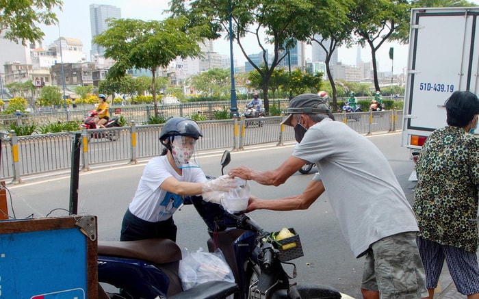 Sẻ chia trong mùa dịch tại TP HCM.