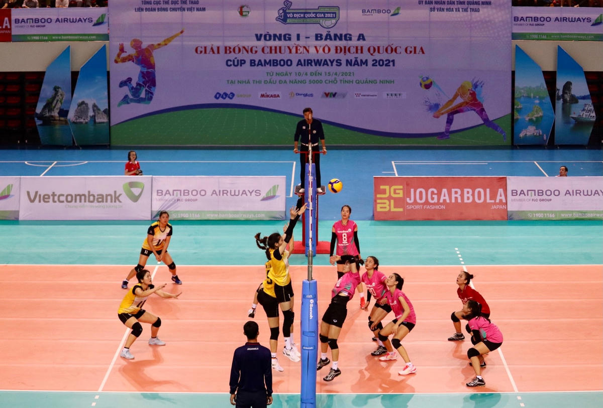 Đội bóng chuyền nữ Than Quảng Ninh ra quân thắng Vietinbank với tỷ số 3-0.