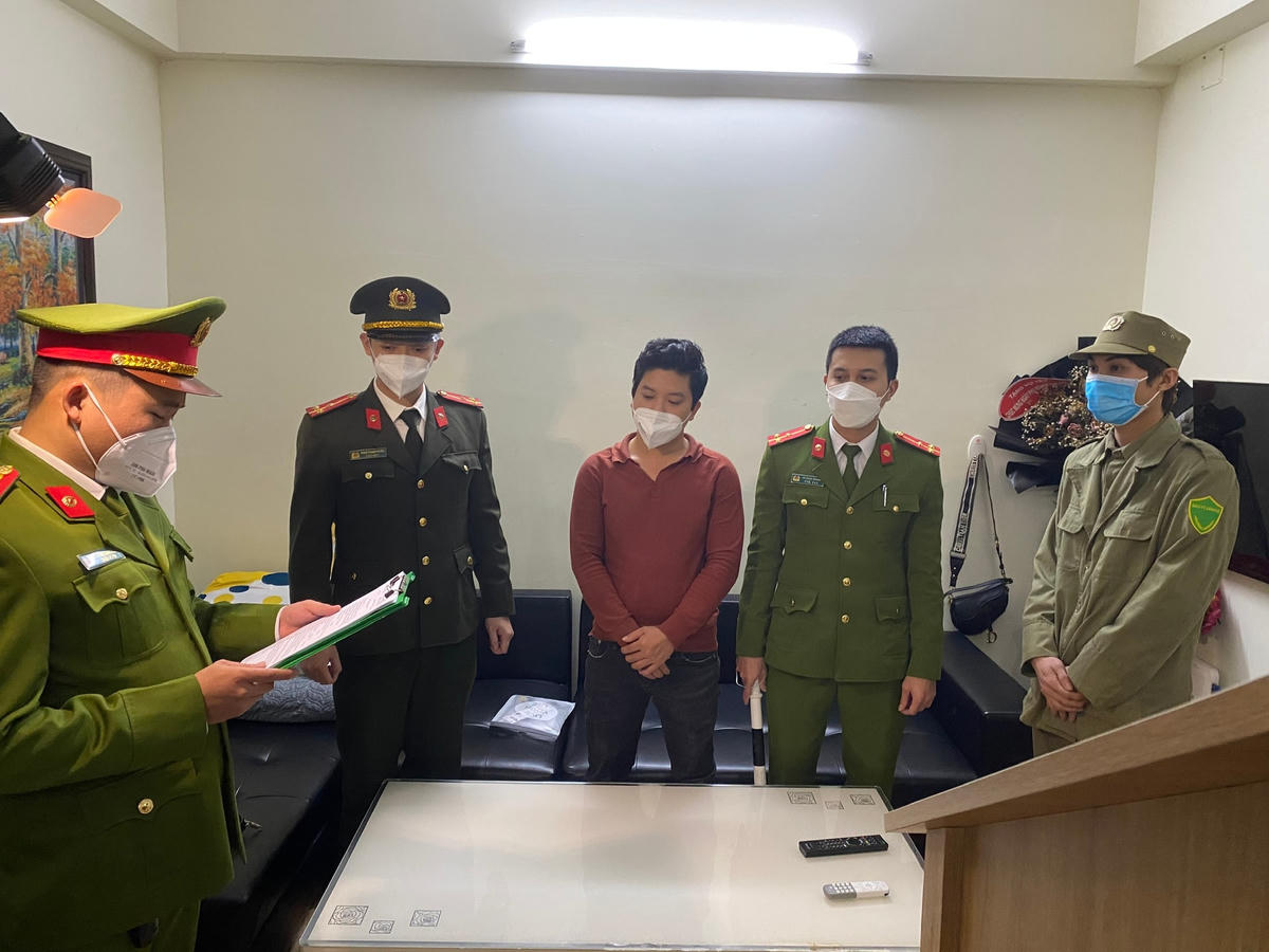Công an đọc lệnh bắt đối tượng Lê Đất. Ảnh: T.H.