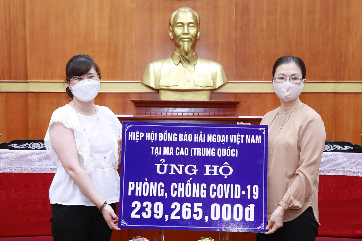 Phó Chủ tịch Trương Thị Ngọc Ánh tiếp nhận ủng hộ từ Hiệp hội đồng bào hải ngoại Việt Nam tại Ma Cao (Trung Quốc) 