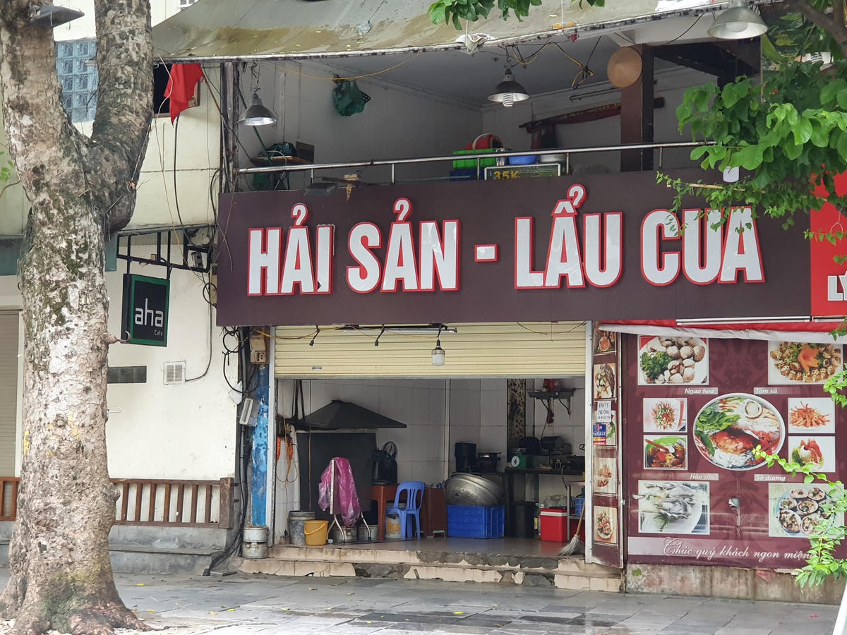  Những quận, huyện được phép mở cửa kinh doanh trở lại bao gồm: Tây Hồ, Ba Đình, Hoàn Kiếm, Nam Từ Liêm, Bắc Từ Liêm, Long Biên; Hoài Đức, Thanh Oai, Gia Lâm, Đông Anh, Sóc Sơn, Mê Linh, Ba Vì, Sơn Tây, Phúc Thọ, Đan Phượng, Thạch Thất, Quốc Oai, Chương Mỹ, Ứng Hòa, Mỹ Đức và Phú Xuyên.