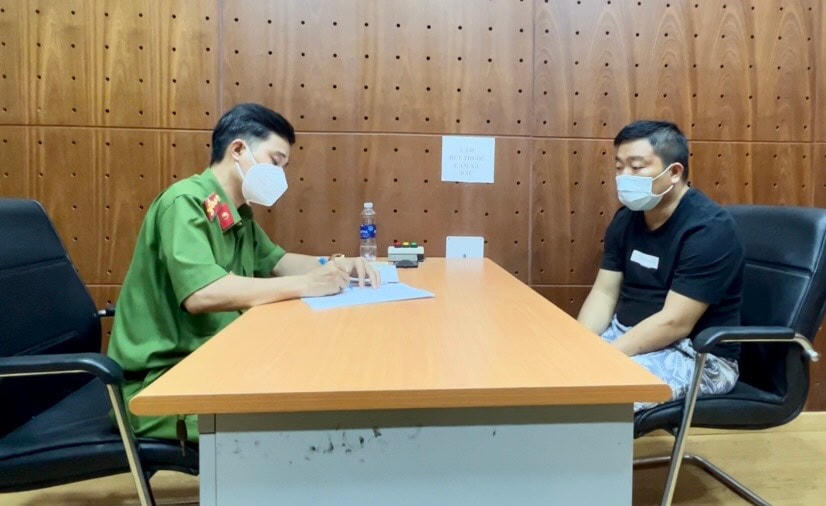 Đối tượng Trần Minh Tuấn (trú huyện Nhà Bè) bị Công an TPHCM mời làm việc về hành vi lừa đảo hàng trăm người trên sàn giao dịch ảo.