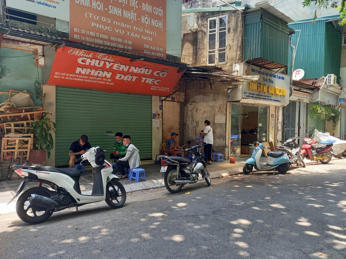 Những quán trà đá vỉa hè lúc nào cũng có khách.