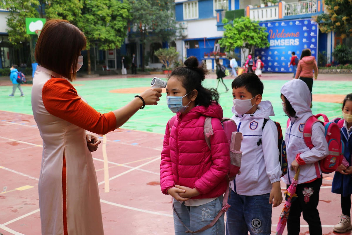 Học sinh Hà Nội ngày đầu đến trường sau kỳ nghỉ Tết dài
