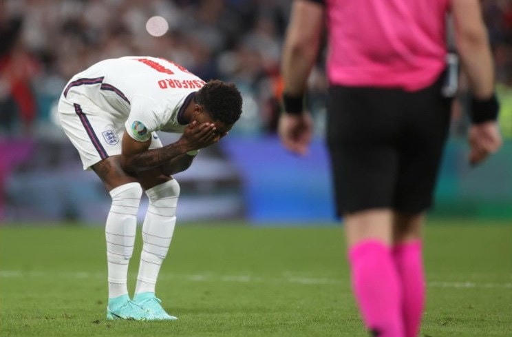 Marcus Rashford sau đó đã không thể giúp tuyển Anh duy trì lợi thế với pha sút bóng đi trúng cột dọc. (Nguồn: UEFA).