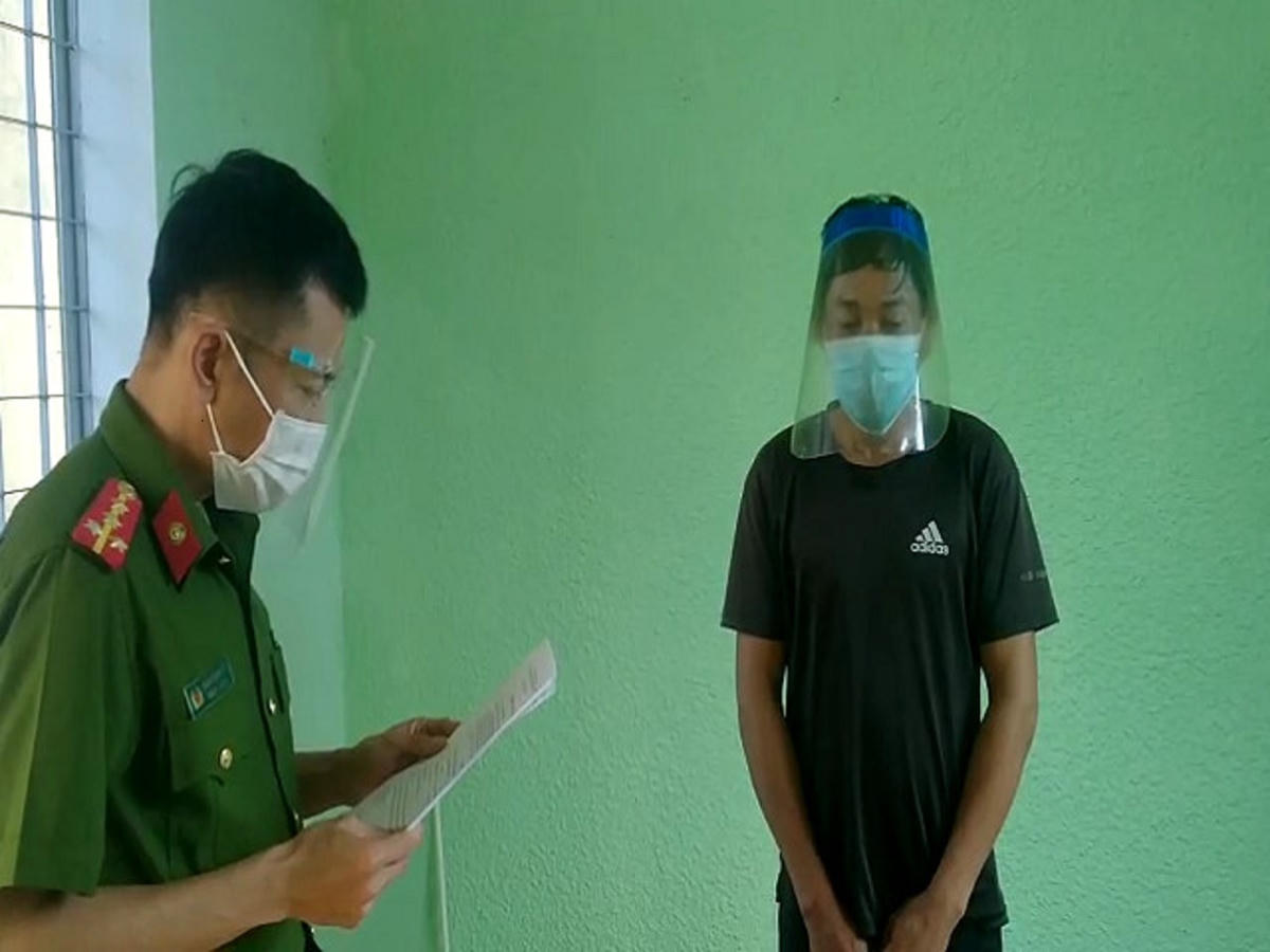 Lực lượng Công an đọc quyết định bắt đối tượng Huỳnh Đắc Cường.