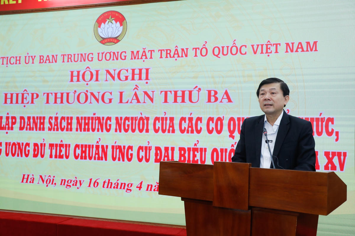 Phó Chủ tịch Nguyễn Hữu Dũng báo cáo kết quả tổ chức lấy ý kiến nhận xét và tín nhiệm của cử tri đối với người của các cơ quan, tổ chức, đơn vị ở Trung ương được giới thiệu ứng cử ĐBQH khóa XV.