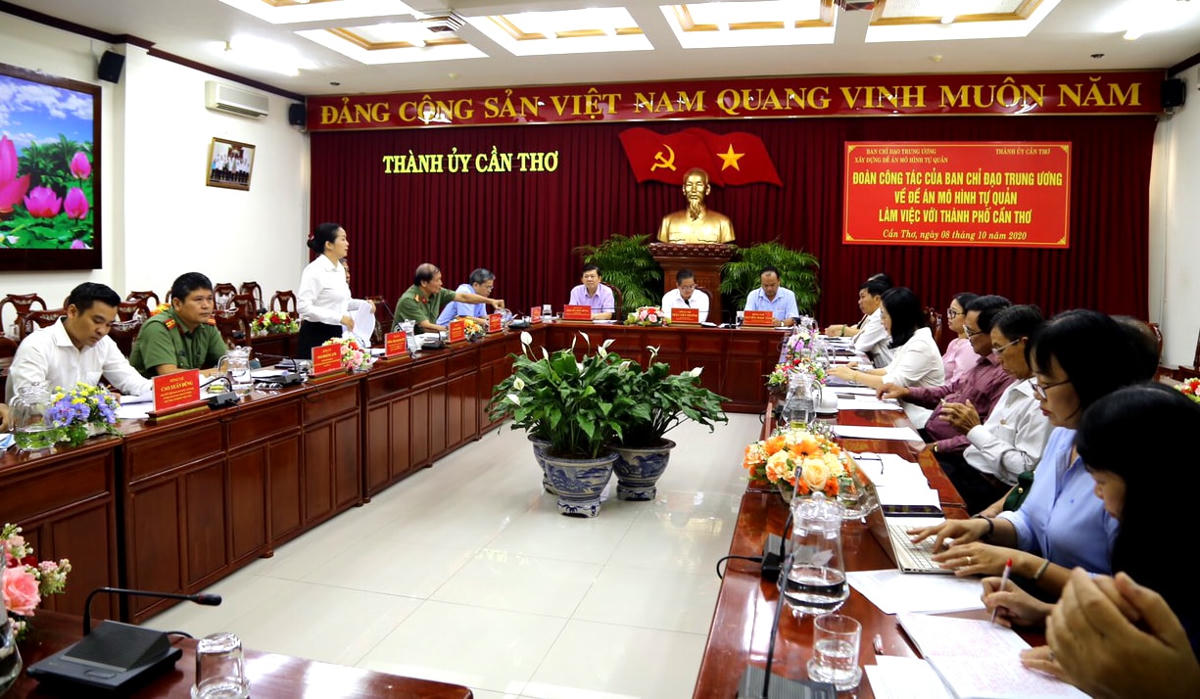 Các thành viên trong đoàn đóng góp với Thành uỷ Cần Thơ.