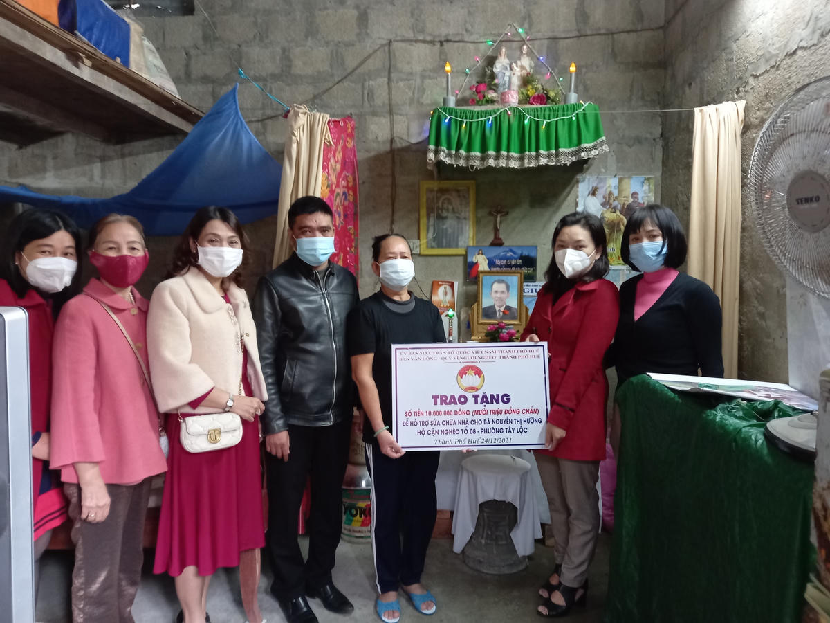 Ủy ban MTTQ Việt Nam thành phố Huế trao hỗ trợ sửa chữa nhà ở cho gia đình bà Nguyễn Thị Hường.