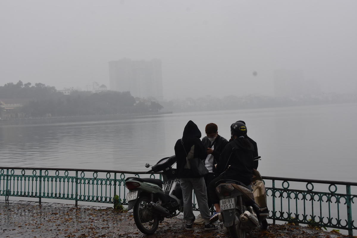 Hồ Tây chìm trong màn sương dày đặc.