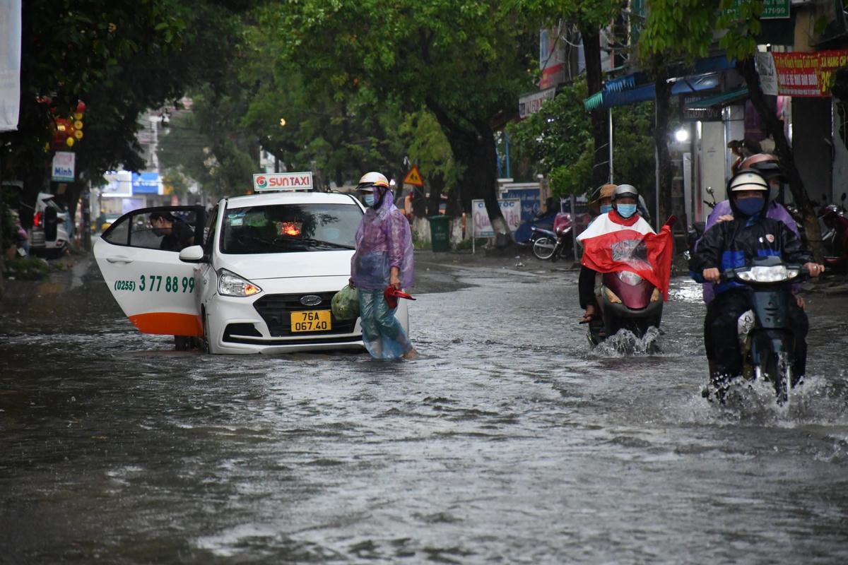Một số tuyến đường TP Quảng Ngãi bị ngập nước.