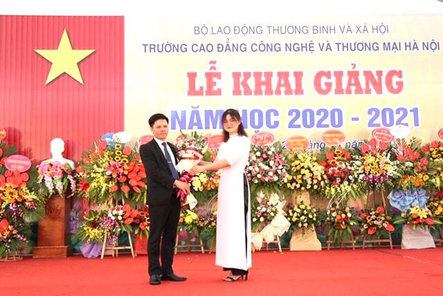 Đại diện các HSSV Trường Cao đẳng Công nghệ và Thương mại Hà Nội tặng hoa chúc mừng nhà trường nhân dịp năm học mới.