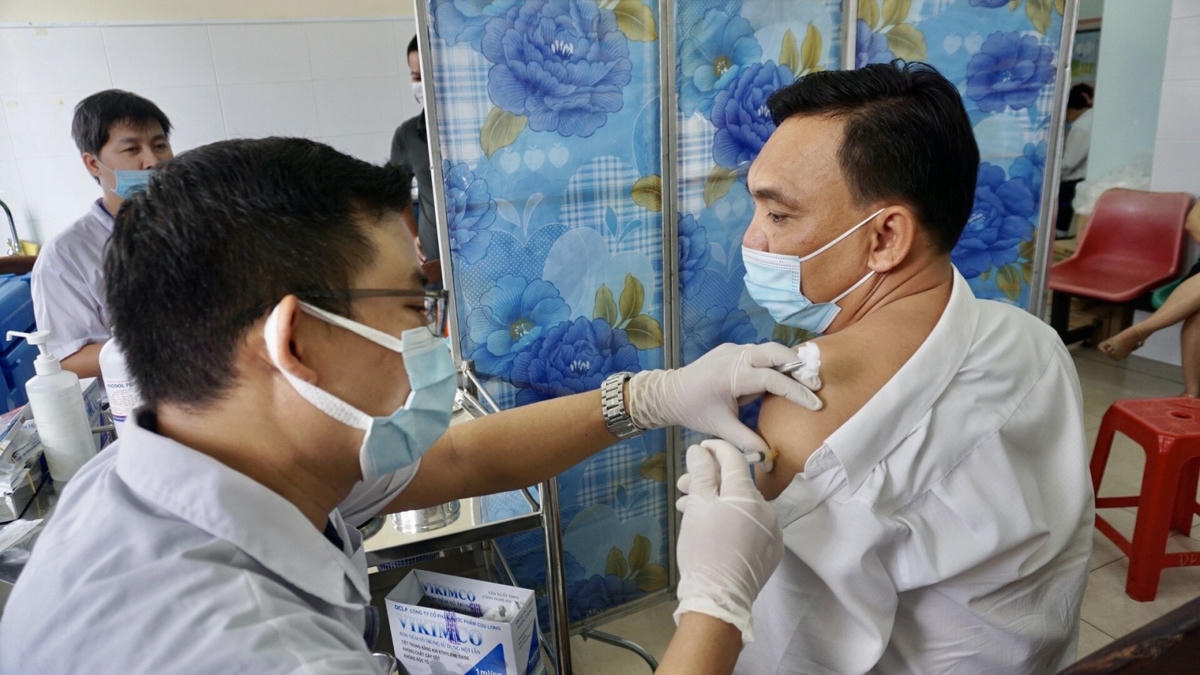 Bình Dương sẽ tiến hành tiêm vaccine và sàng lọc máu trên diện rộng cho người dân.