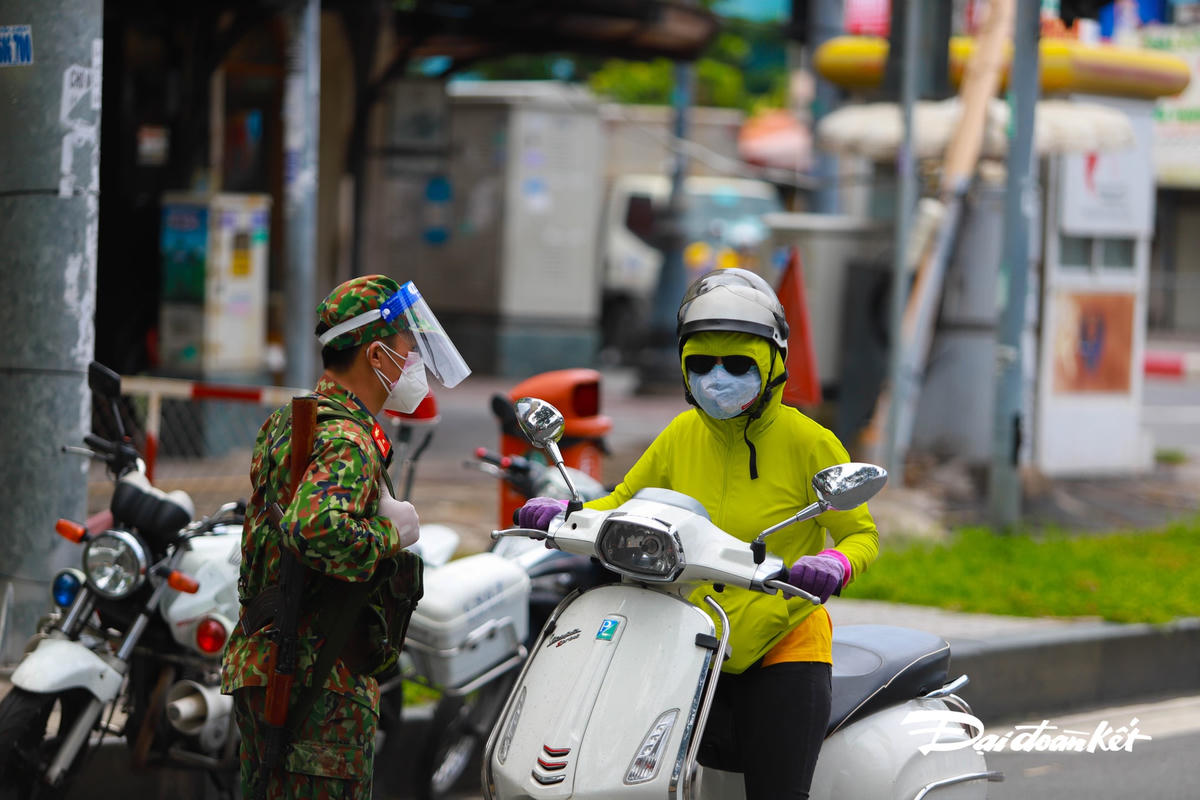 Trong thời gian này, người dân được yêu cầu không ra đường, không mua hàng trực tiếp, lực lương chức năng địa phương và quân đội sẽ thực hiện đi chợ hộ. Nếu người dân gặp quá khó khăn sẽ được phát túi an sinh, đảm bảo không bỏ sót một ai.  
