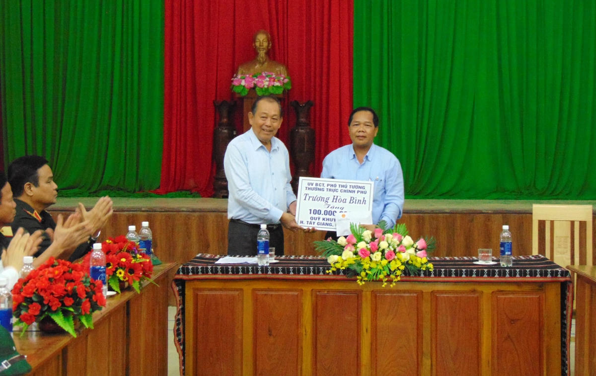 Phó Thủ tướng Trương Hòa Binh trao 100 triệu đồng cho Quỹ khuyến học huyện  Tây Giang.