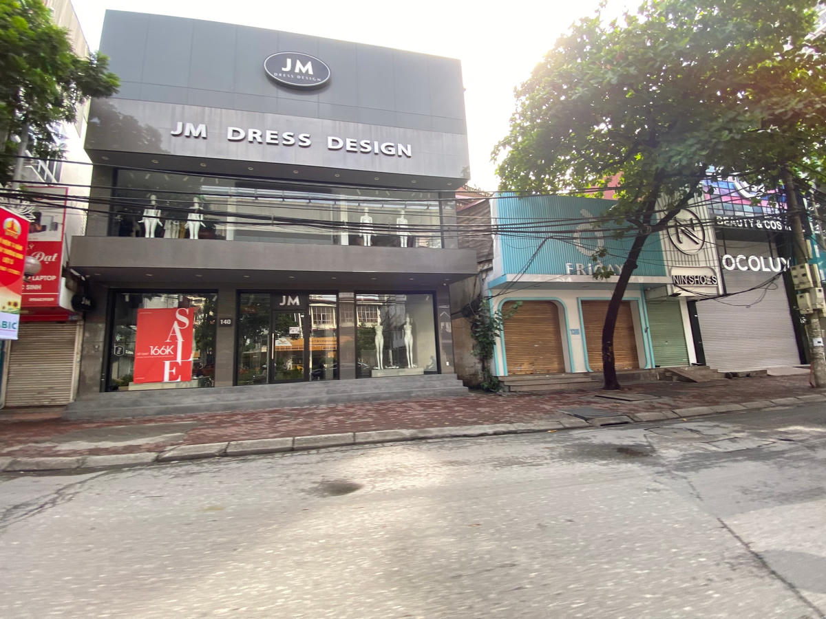 Phố Cầu Giấy cũng trở nên vắng người qua lại, đồng loạt các cửa hàng quần áo đóng cửa. 